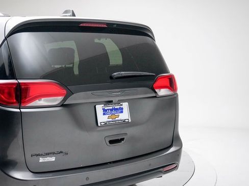 Used 2019 Chrysler Pacifica Touring-L w/ S Appearance Package image 4
