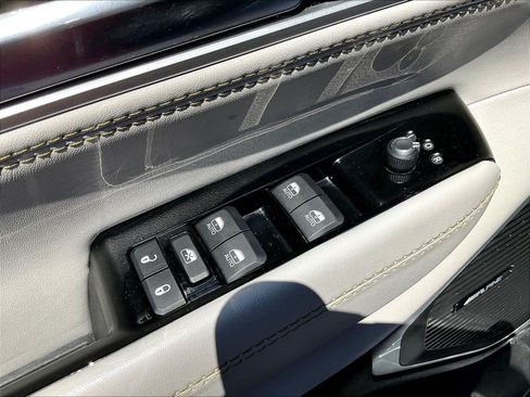 Used 2022 Jeep Wagoneer Series III AWD/4WD image 36