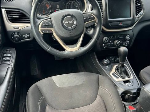 Used 2017 Jeep Cherokee Latitude w/ Cold Weather Group AWD/4WD image 5
