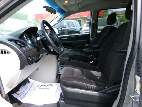 Used 2017 Dodge Grand Caravan SE image 5