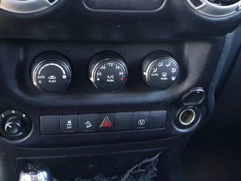 Used 2015 Jeep Wrangler Unlimited Sahara w/ Connectivity Group AWD/4WD image 26