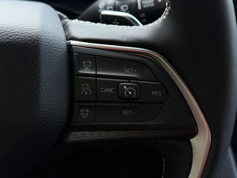 Used 2025 Jeep Grand Cherokee Altitude AWD/4WD image 26