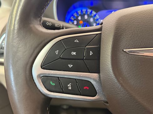 Used 2018 Chrysler Pacifica Touring-L Plus w/ Advanced Safetytec Group FWD image 17