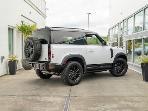 Used 2022 Land Rover Defender 90 X-Dynamic S image 10