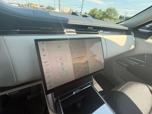 Used 2024 Land Rover Range Rover SE image 13