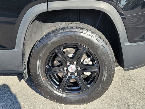 Used 2023 GMC Acadia AT4 w/ Technology Package image 30