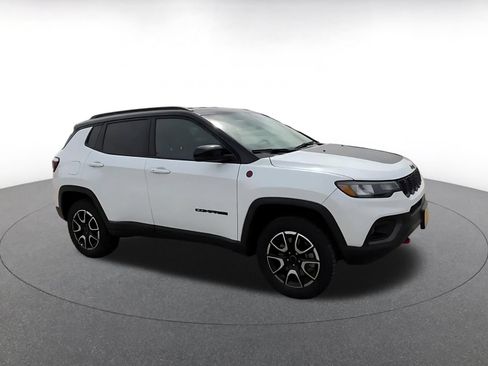 Used 2025 Jeep Compass Trailhawk AWD/4WD image 2