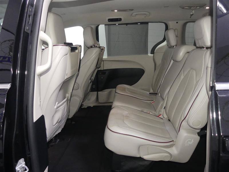 Used 2017 Chrysler Pacifica Limited w/ UConnect Theater Package FWD image 26