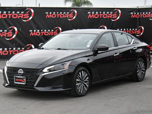 Used 2024 Nissan Altima 2.5 SV image 3