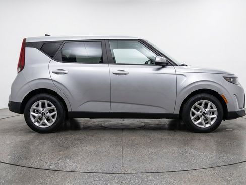 Used 2025 Kia Soul LX w/ LX Technology Package FWD image 11