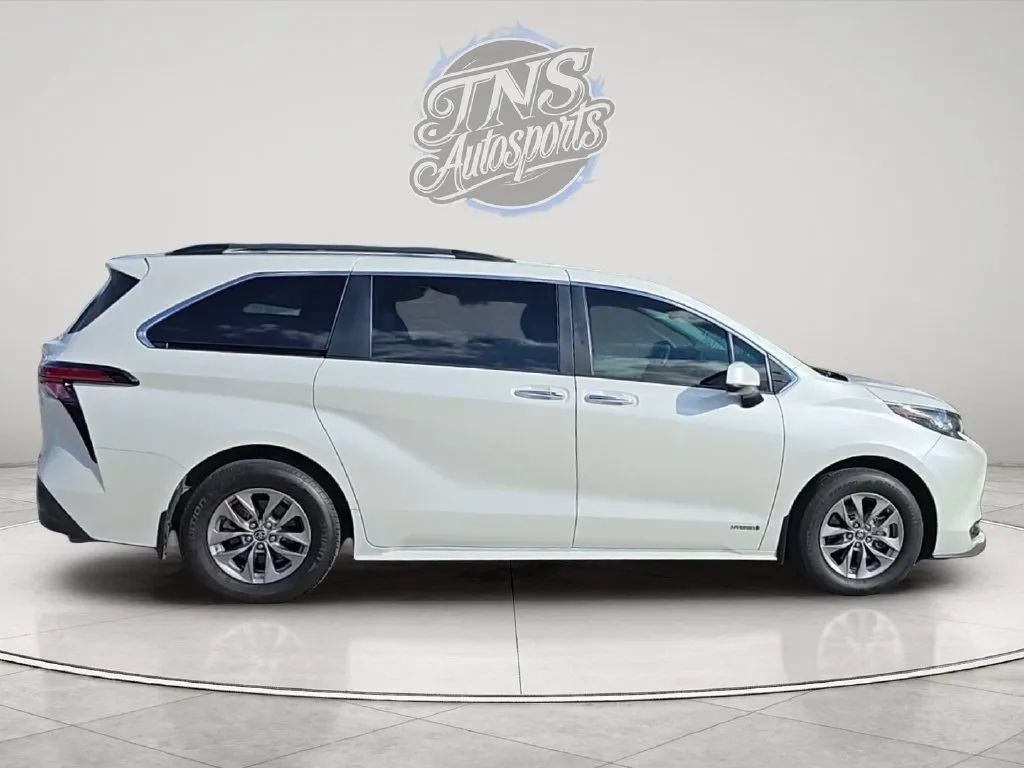 Used 2021 Toyota Sienna XLE FWD image 6