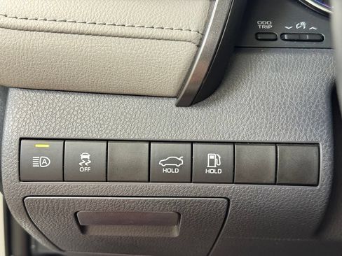 Used 2019 Toyota Camry SE w/ Convenience Package FWD image 33