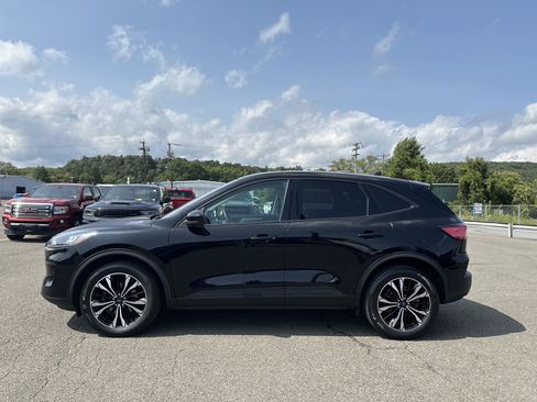 Used 2022 Ford Escape SE w/ SE Sport Appearance Package image 9