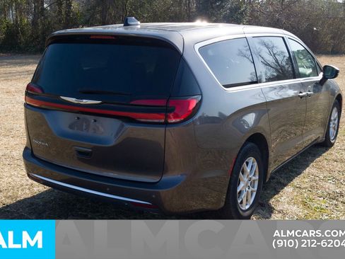 Used 2023 Chrysler Pacifica Touring-L image 23