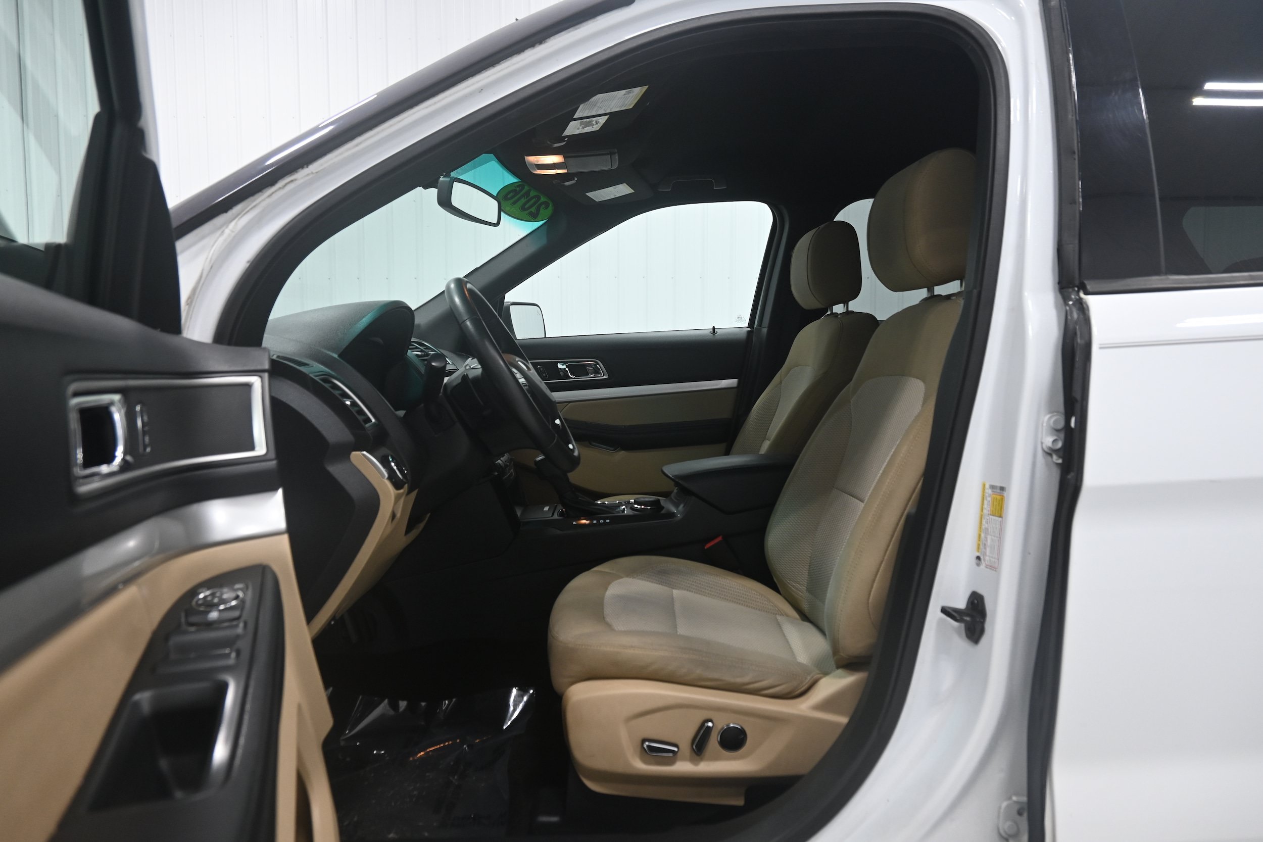 Used 2016 Ford Explorer XLT w/ Equipment Group 201A AWD/4WD image 3
