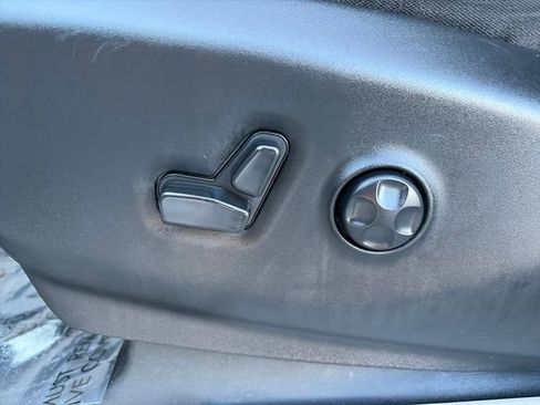 Used 2023 Chrysler Voyager LX image 25