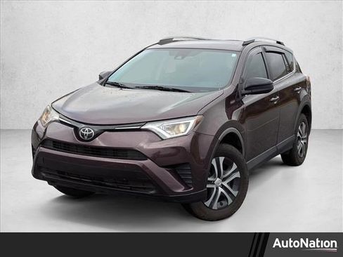 Used 2018 Toyota RAV4 LE image 1