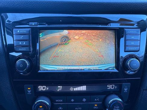 Used 2018 Nissan Rogue SV image 25