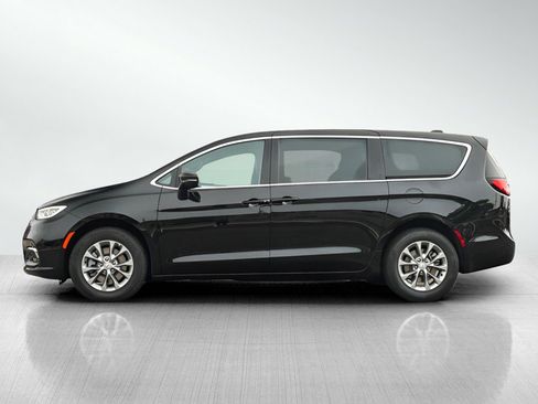 New 2026 Chrysler Pacifica Select image 4