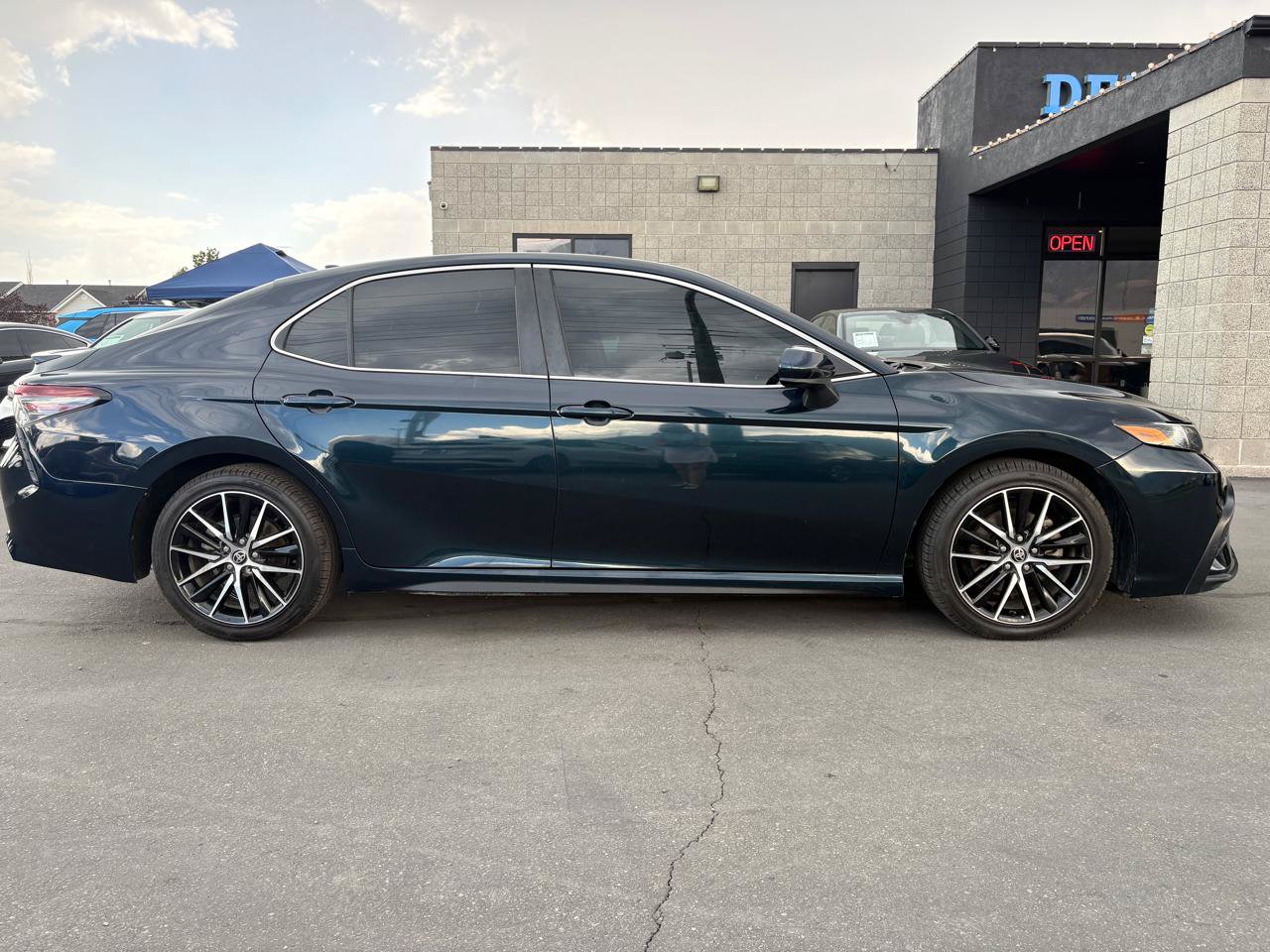 Used 2021 Toyota Camry SE FWD image 5