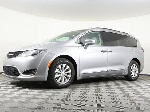 Used 2017 Chrysler Pacifica Touring-L image 1