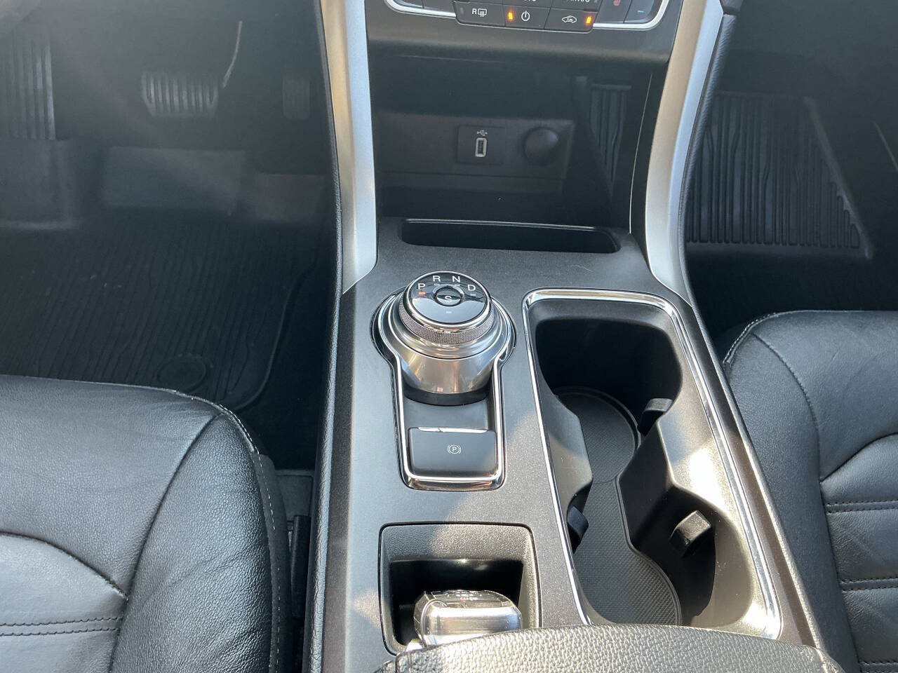 Used 2017 Ford Fusion SE w/ Fusion SE Technology Package FWD image 25