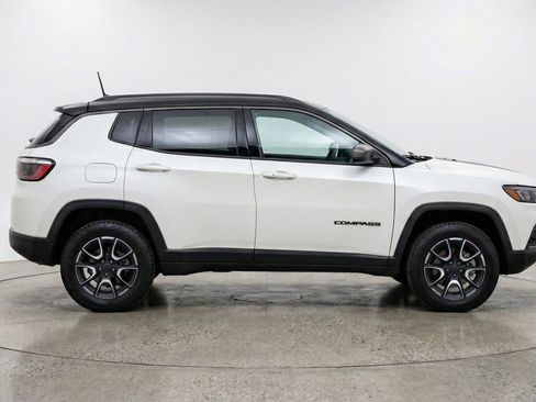 Used 2025 Jeep Compass Trailhawk AWD/4WD image 11