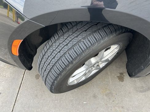 Used 2023 Chrysler Pacifica Touring-L FWD image 7
