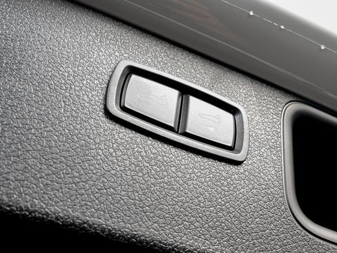 Certified 2025 Porsche Macan image 31