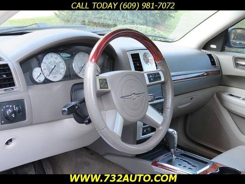 Used 2008 Chrysler 300 C w/ Protection Group II image 27