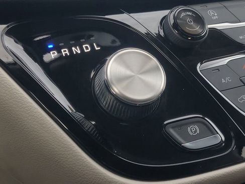 Used 2019 Chrysler Pacifica Touring-L image 22