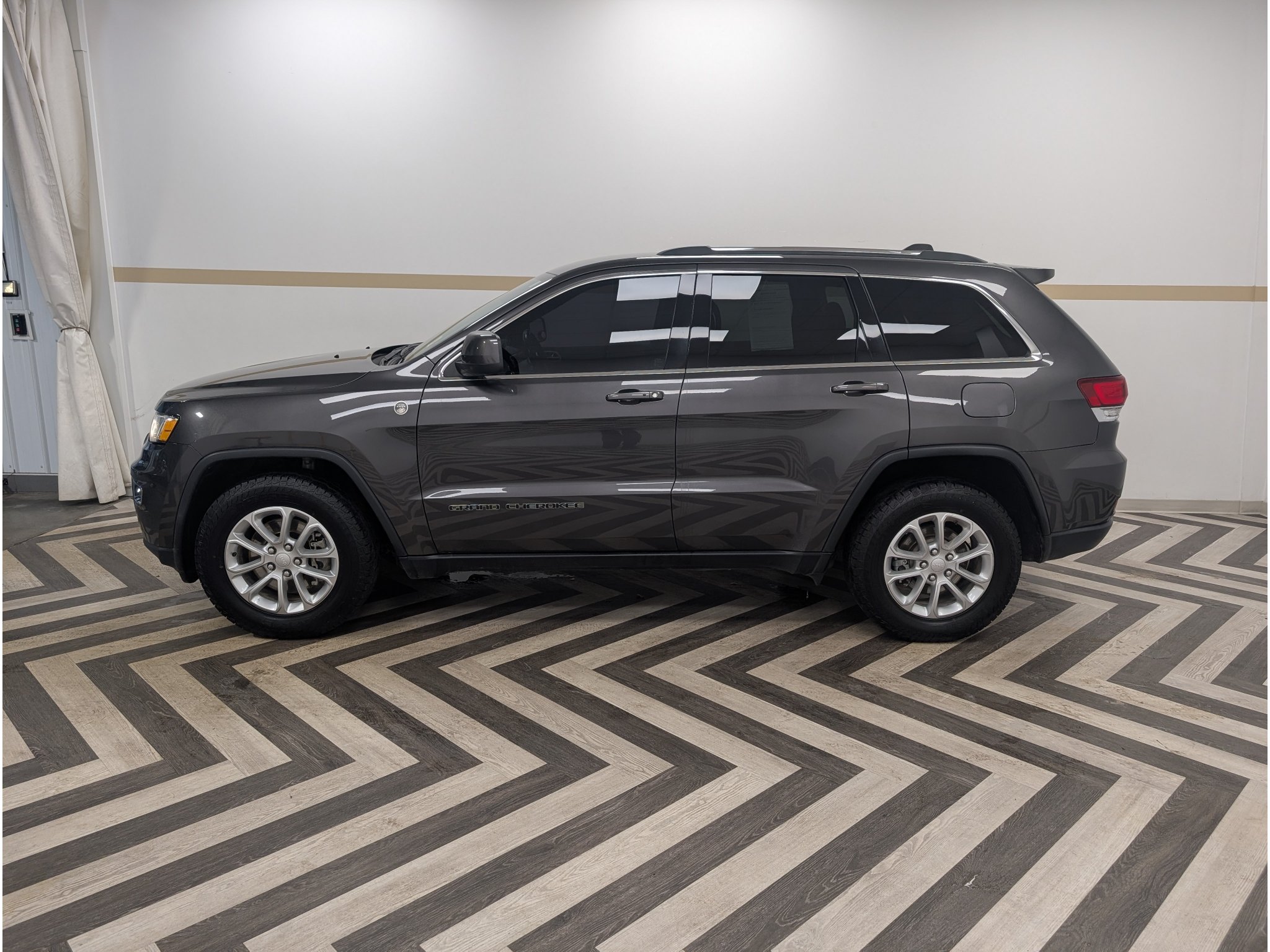 Used 2021 Jeep Grand Cherokee Laredo AWD/4WD image 3