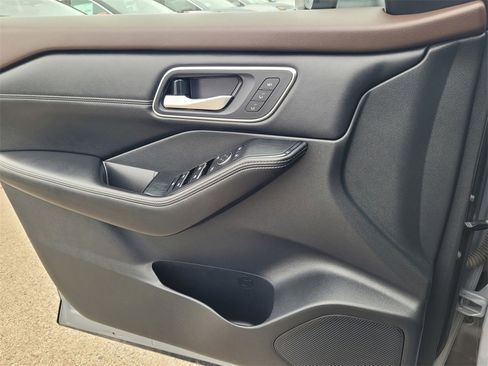 Used 2021 Nissan Rogue SL w/ Premium Package image 12