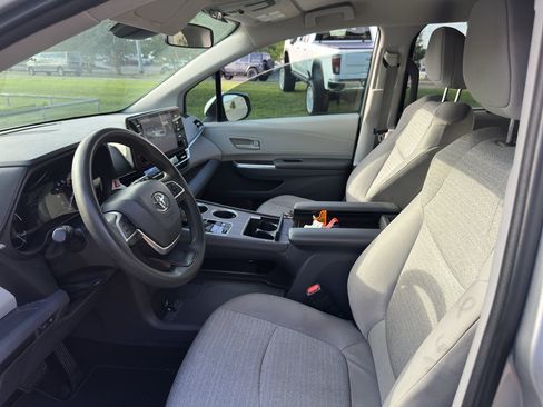 Used 2021 Toyota Sienna LE FWD image 17