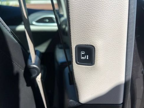 Used 2019 Chrysler Pacifica Limited FWD image 13