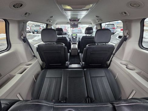 Used 2016 Chrysler Town & Country Touring image 22