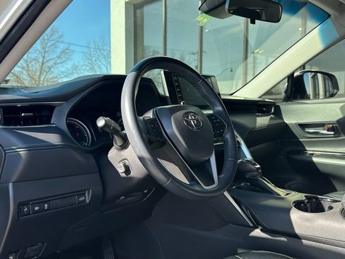 Used 2022 Toyota Venza XLE image 2