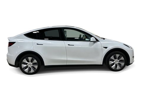 Certified 2023 Tesla Model Y AWD image 7