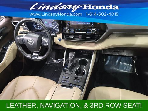 Used 2021 Toyota Highlander XLE AWD/4WD image 12
