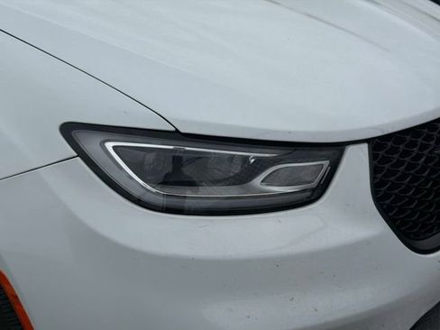 Used 2025 Chrysler Pacifica Limited image 4