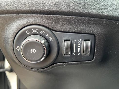 Certified 2019 Jeep Compass Latitude w/ Cold Weather Group image 17