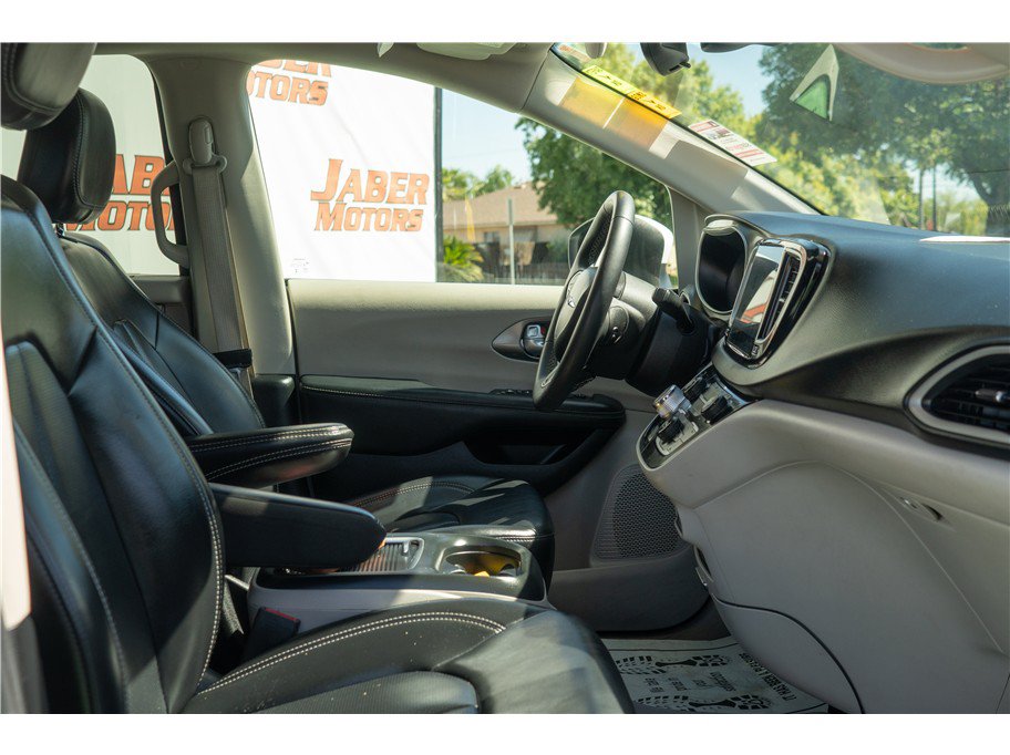 Used 2023 Chrysler Pacifica Touring-L FWD image 3