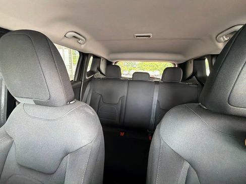 Used 2019 Jeep Renegade Latitude w/ Cold Weather Group AWD/4WD image 37
