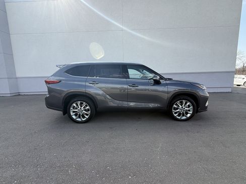 Used 2023 Toyota Highlander Limited image 1