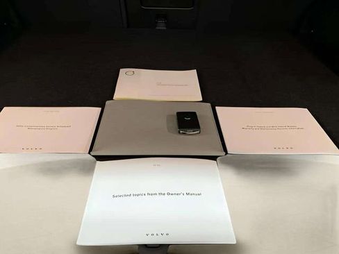 Used 2025 Volvo XC40 B5 Plus image 91