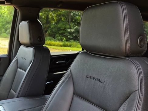 Used 2025 GMC Yukon Denali AWD/4WD image 33