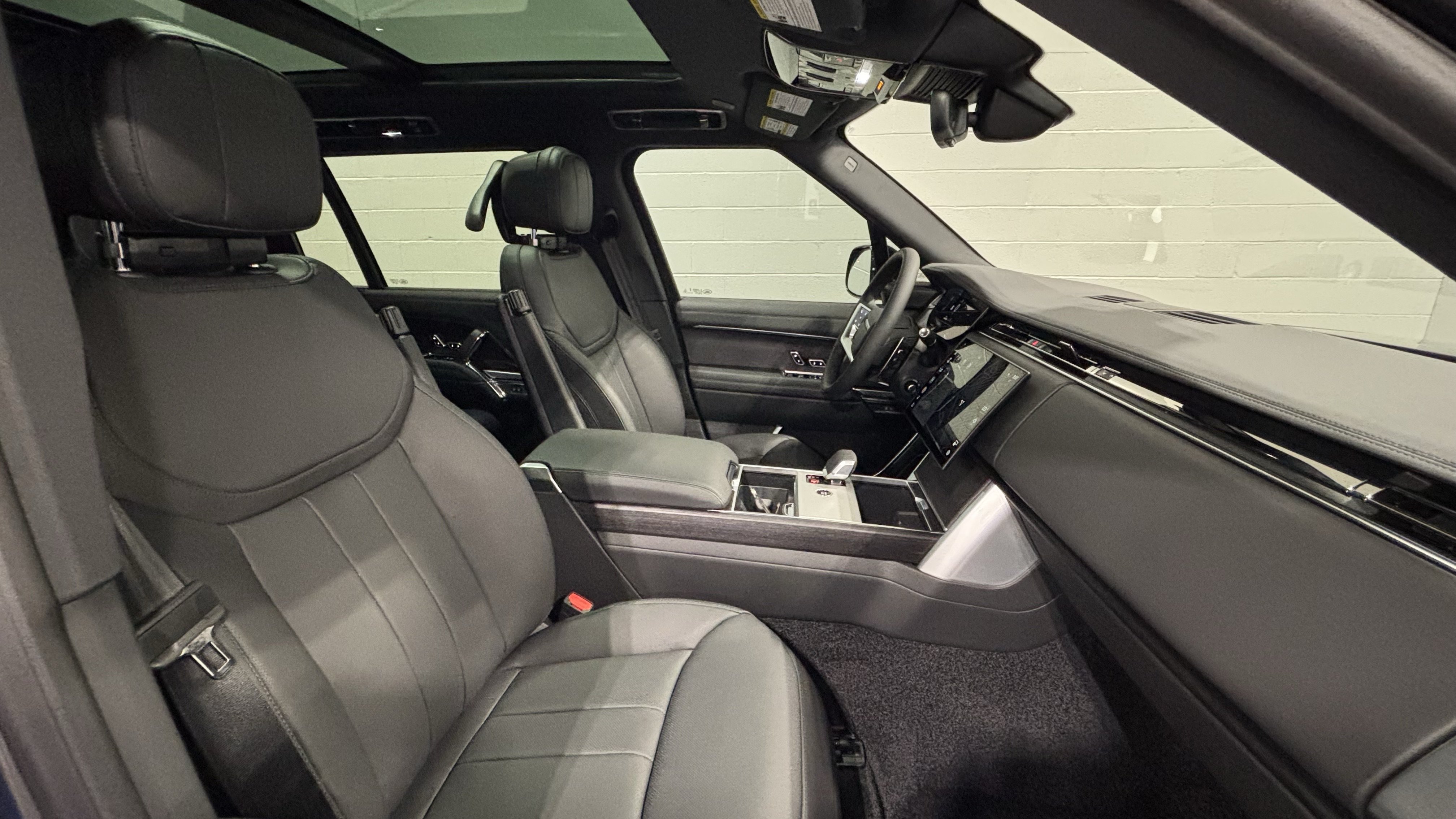 New 2026 Land Rover Range Rover Long Wheelbase SE AWD/4WD image 14