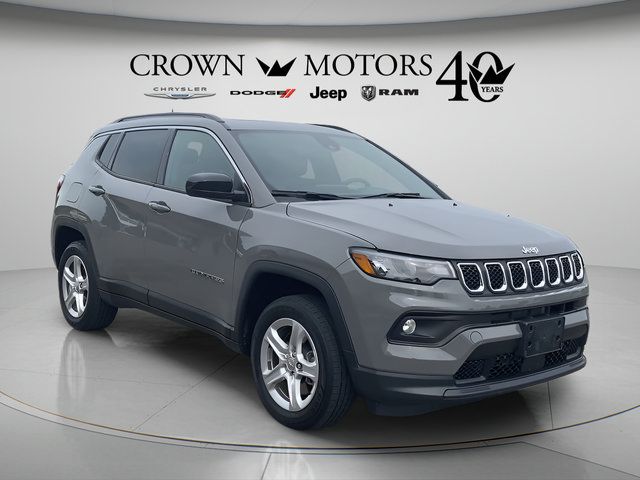 Used 2023 Jeep Compass Latitude w/ Sun and Sound Group AWD/4WD image 3