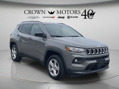 Used 2023 Jeep Compass Latitude w/ Sun and Sound Group AWD/4WD image 3