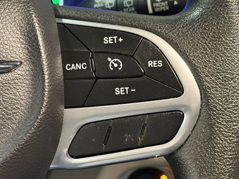 Used 2017 Chrysler Pacifica Touring image 33